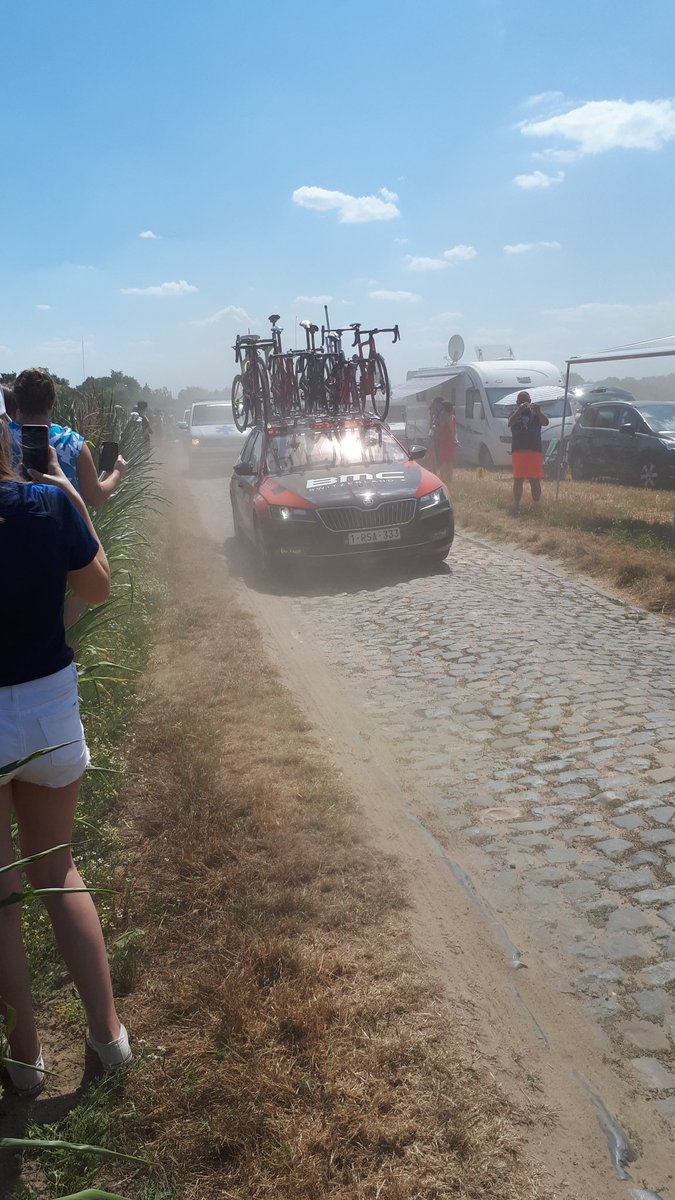 LBreye's tweet image. Voilà c'est terminé pour le secteur 11 entre Tilloy et Sars-et-rosières #TDF2018