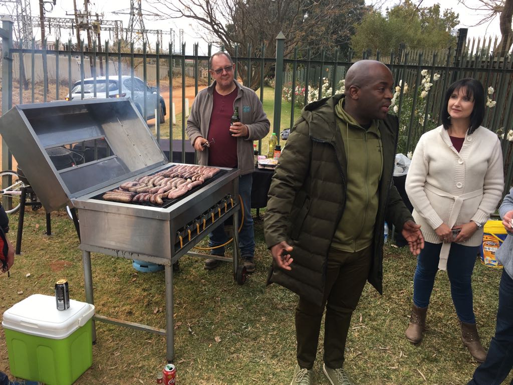 SollyMsimanga's tweet photo. I would like to thank residents that are on site preparing food for our staff that have been working tirelessly to ensure that we are able to restore power to our residents. 
@CityTshwane #WapadrandSubstation https://t.co/lsHWKkEewr