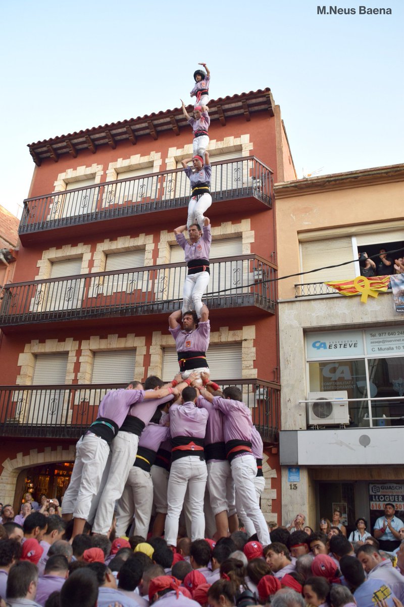 JoveDeTarragona's tweet photo. Gràcies a totes les camises que vau venir ahir a la Diada del Quadre de Santa Rosalia de Torredembarra! 
Hi vam fer 3d9f, 4d9f, 5d9f i pd7!!! Brutal; moltíssimes felicitats COLLA!

Dimarts seguim treballant: això tot just acaba de començar.
#mésJOVEquemai
#castellers https://t.co/1TYdUCE4S3