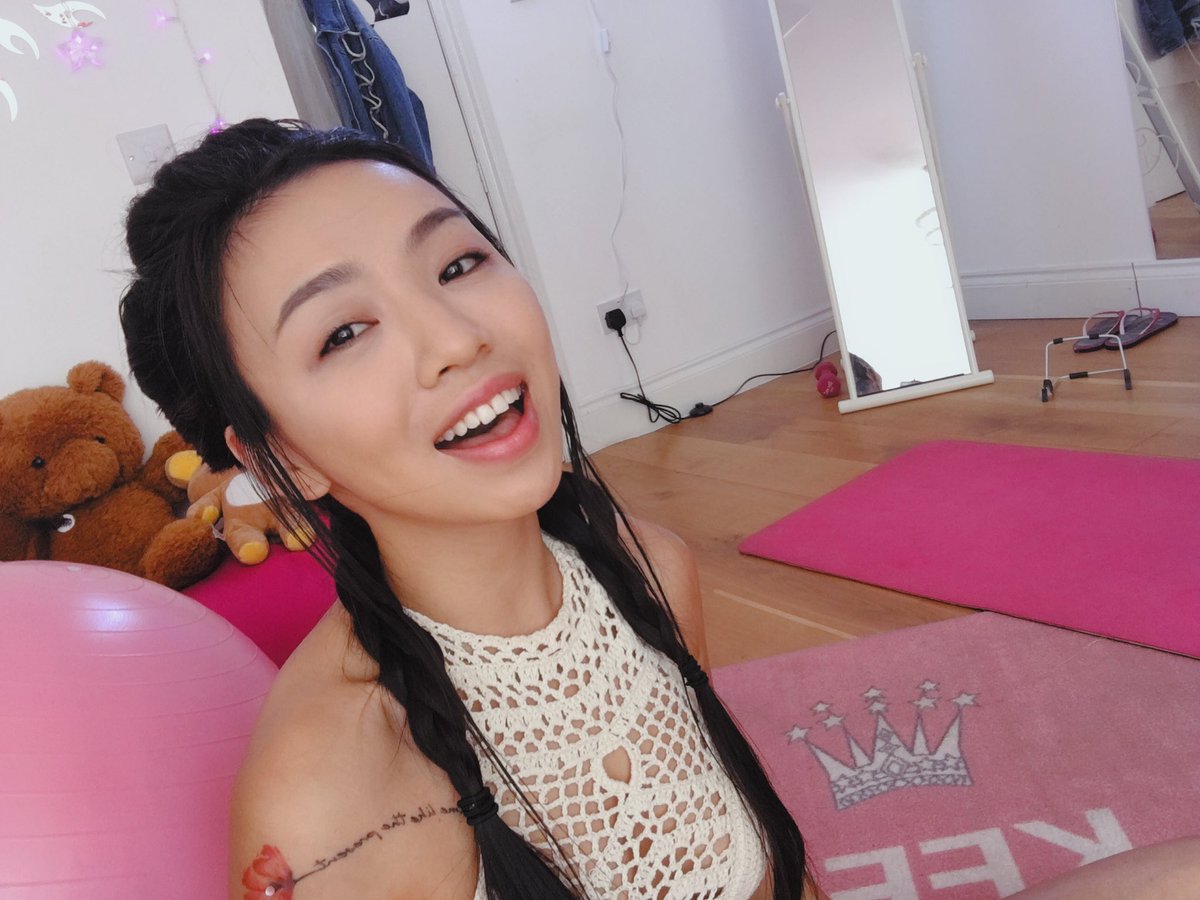 fifirong's tweet image. Ready for day 2 shooting a #newmusicvideo for my new song #HungerGame from upcoming #TheCrownEP I’m soooo excited and all that sunshine  ☀️☀️☀️☀️