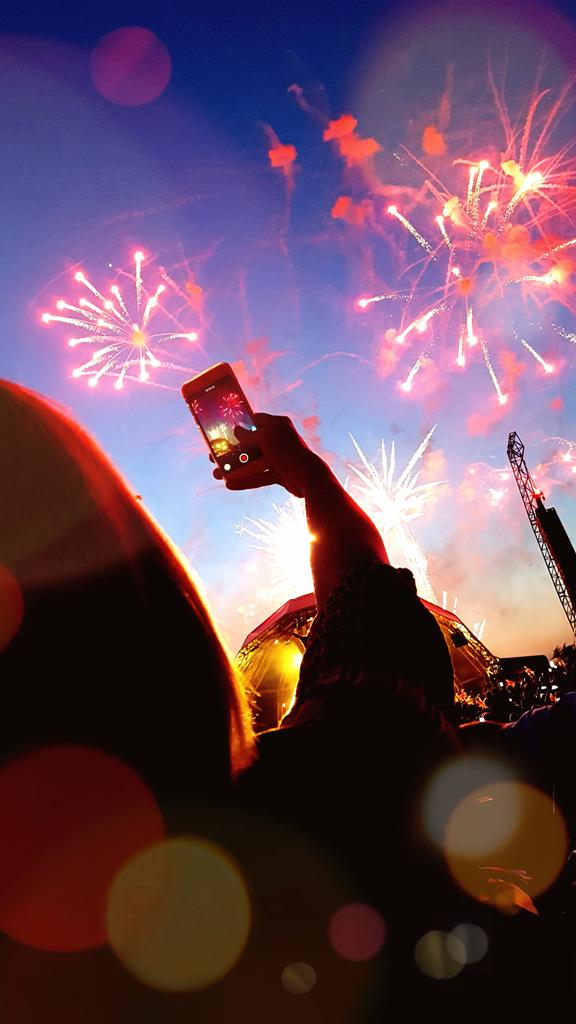 PaulStearn_uk's tweet photo. Fabulous night watching @Birdsoprano and fireworks at #lcconcert @leedscastleuk https://t.co/nA9d6uOvcC