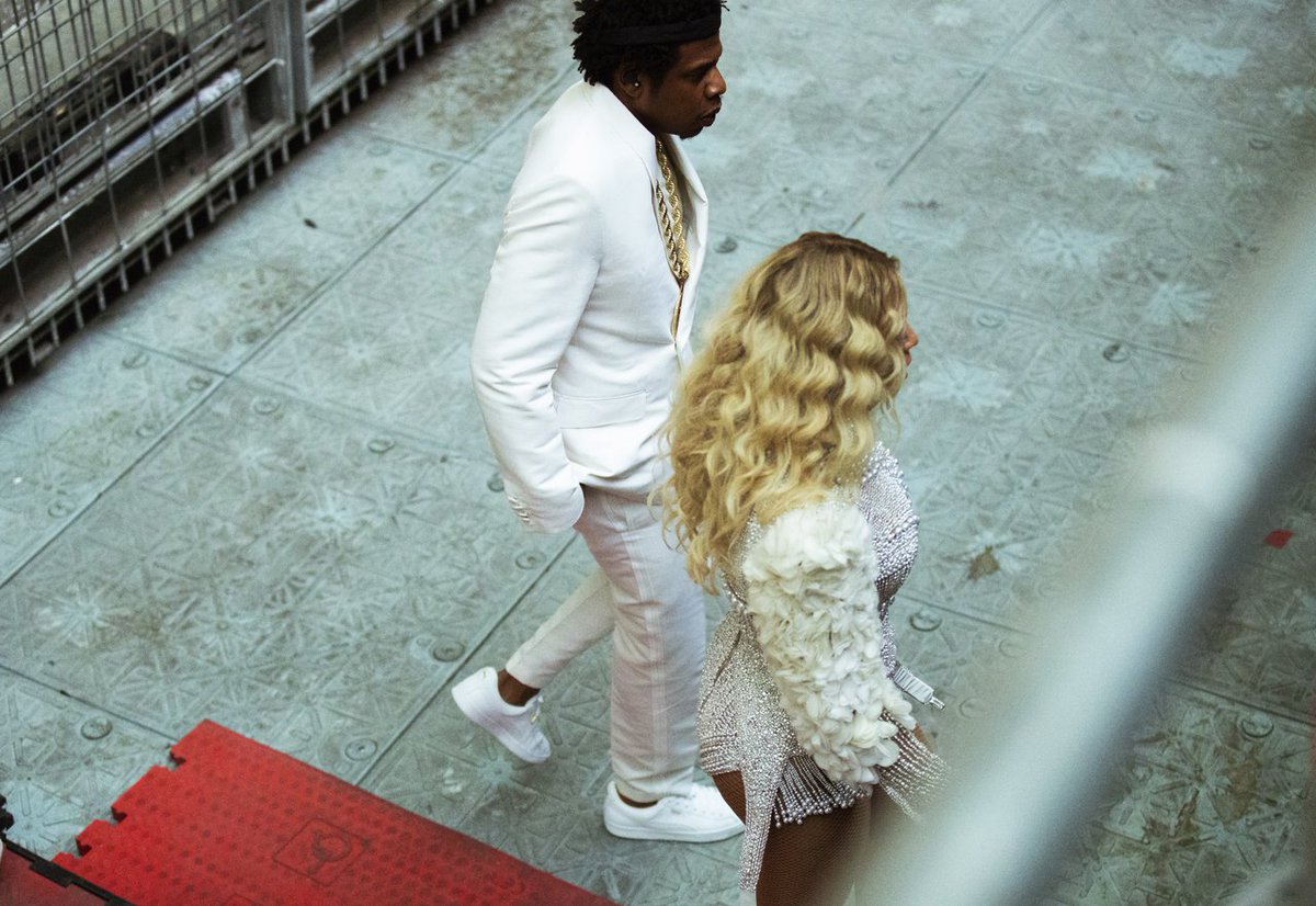 BeyLegion's tweet photo. Beyoncé &amp; JAY-Z backstage in Paris. #OTRII

https://t.co/DzwsJa55Dk https://t.co/KpHGNYycDb