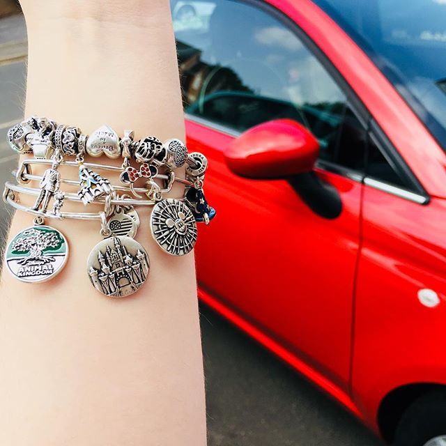 My arm candy is coming along nicely, featuring @alexandani, @theofficialpandora and @chamilia_europe_official 😍
•
•
#disneyjewelry #disneyjewellery #disneybracelet #disneypandora #pandoradisney #disneychamilia #chamiliadisney #disneycharm #disneychar… ift.tt/2NexeZs
