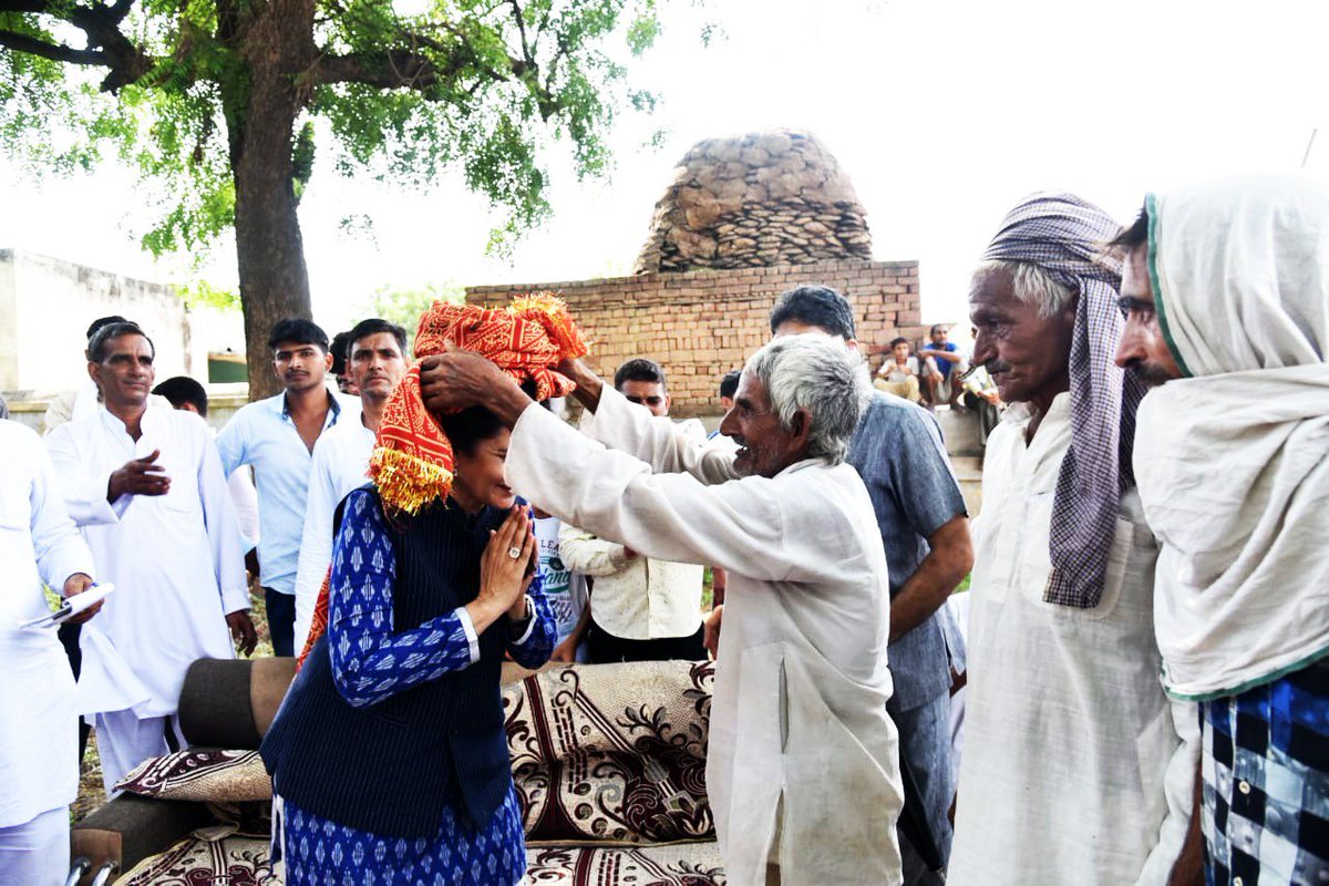 officekiran's tweet image. जनसम्पर्क मुहिम को आगे बढ़ाते हुए धारवानवास और खापडवास के लोगों से मुलाकात कर उन्हें कांग्रेस द्वारा किए जा रहे जनहित प्रयासों से अवगत करवाया।इसके साथ जनता से अपील की कि आगामी चुनावों में पूर्ण जागरूकता से अपने मतदान का प्रयोग कर लोकतंत्र को मजबूत बनाने में अपनी भागदारी निभाएं।