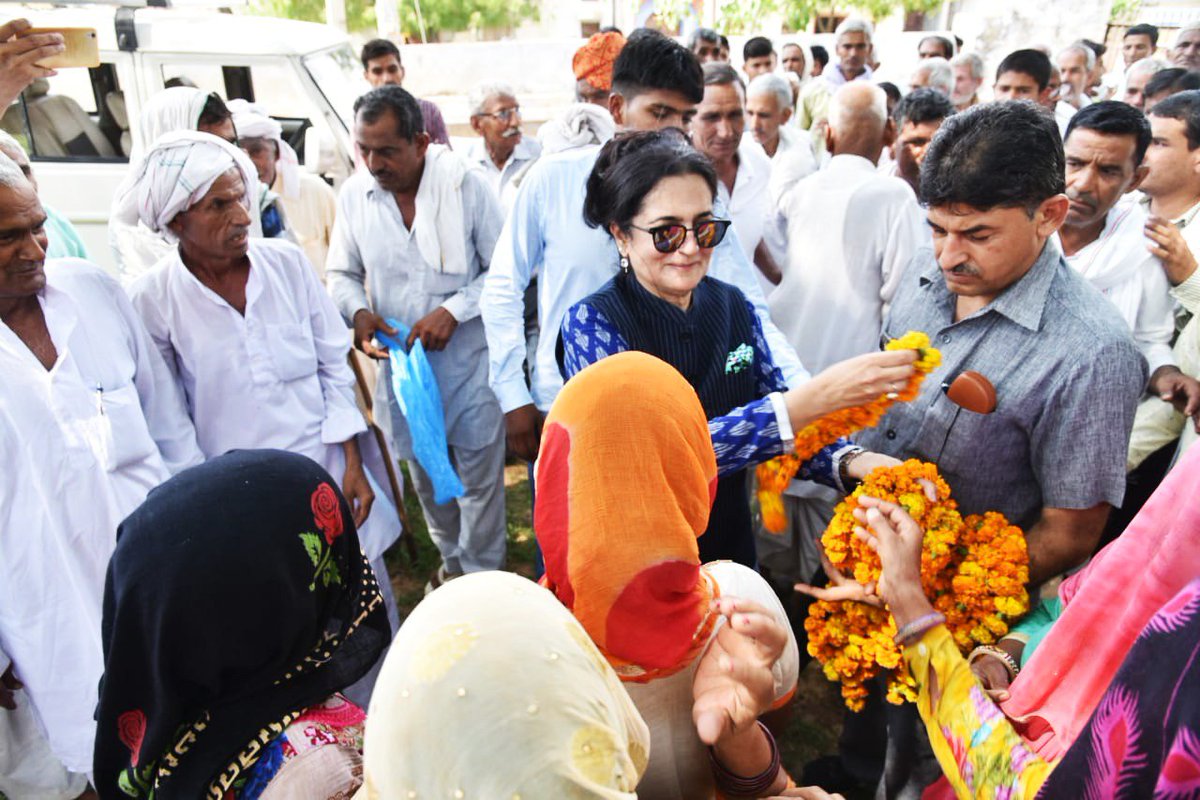 officekiran's tweet image. जनसम्पर्क मुहिम को आगे बढ़ाते हुए धारवानवास और खापडवास के लोगों से मुलाकात कर उन्हें कांग्रेस द्वारा किए जा रहे जनहित प्रयासों से अवगत करवाया।इसके साथ जनता से अपील की कि आगामी चुनावों में पूर्ण जागरूकता से अपने मतदान का प्रयोग कर लोकतंत्र को मजबूत बनाने में अपनी भागदारी निभाएं।