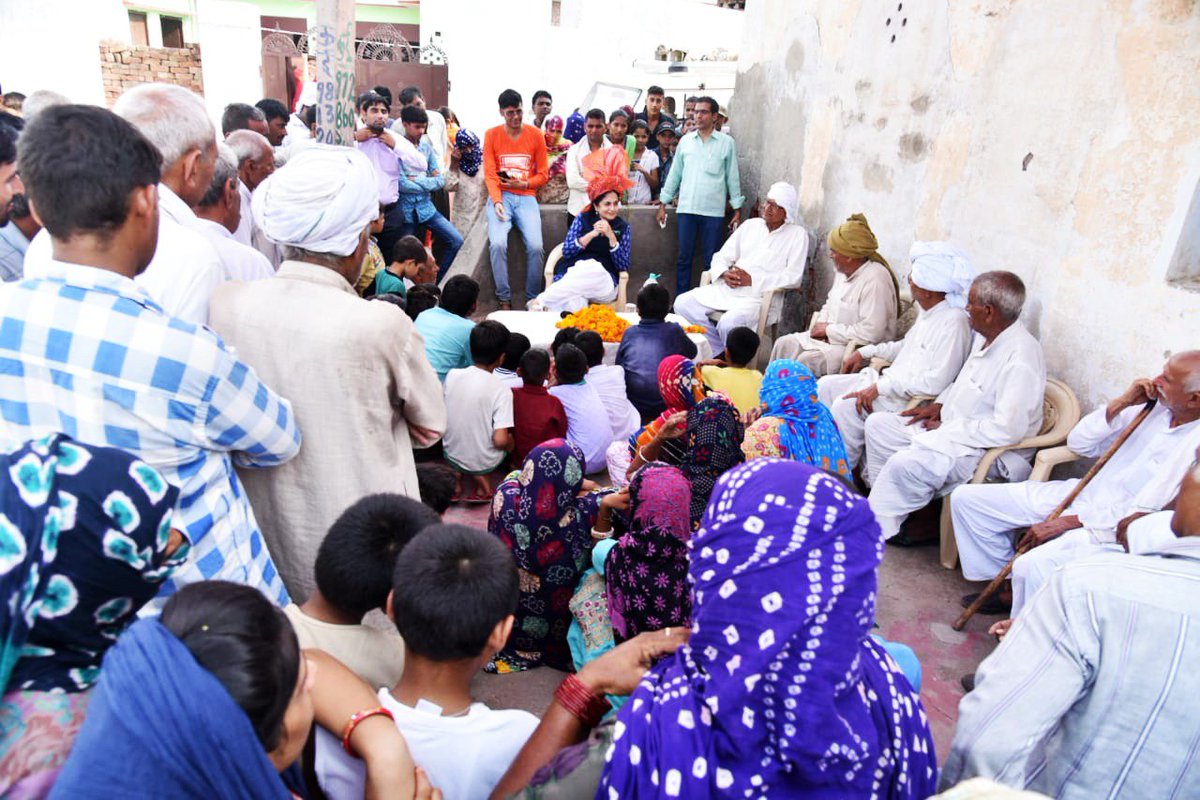 officekiran's tweet image. जनसम्पर्क मुहिम को आगे बढ़ाते हुए धारवानवास और खापडवास के लोगों से मुलाकात कर उन्हें कांग्रेस द्वारा किए जा रहे जनहित प्रयासों से अवगत करवाया।इसके साथ जनता से अपील की कि आगामी चुनावों में पूर्ण जागरूकता से अपने मतदान का प्रयोग कर लोकतंत्र को मजबूत बनाने में अपनी भागदारी निभाएं।