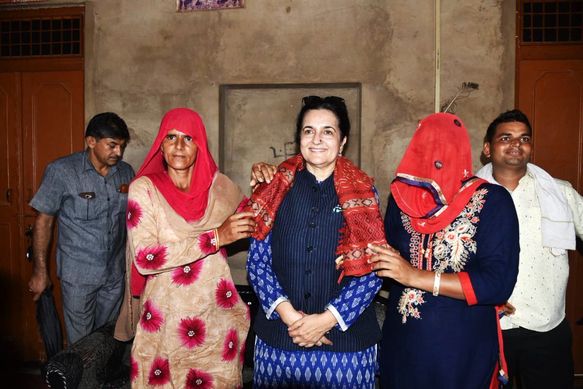 officekiran's tweet image. जनसम्पर्क मुहिम को आगे बढ़ाते हुए धारवानवास और खापडवास के लोगों से मुलाकात कर उन्हें कांग्रेस द्वारा किए जा रहे जनहित प्रयासों से अवगत करवाया।इसके साथ जनता से अपील की कि आगामी चुनावों में पूर्ण जागरूकता से अपने मतदान का प्रयोग कर लोकतंत्र को मजबूत बनाने में अपनी भागदारी निभाएं।