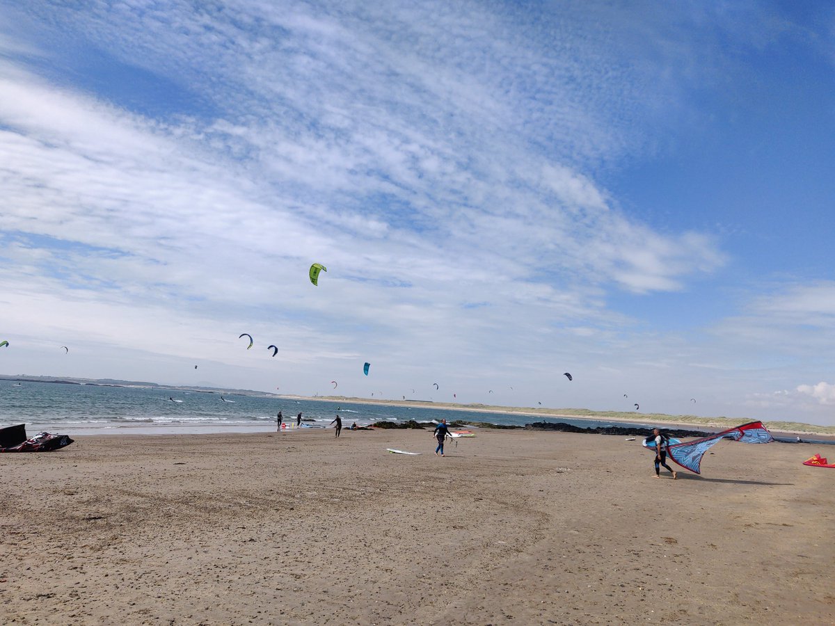 Nice day to fly a kite <a href="/surfrhosneigr/">Surf Rhosneigr</a> <a href="/AngleseyScMedia/">Anglesey socialmedia</a> #kitesurfing #summervacation #wales #anglesey