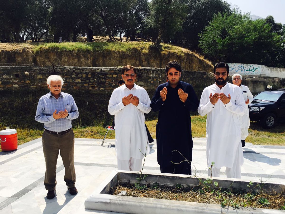 pyo_khan's tweet photo. چیئرمین پی پی پی بلاول بھٹو زرداری پاکستان پیپلز پارٹی خیبر پختون خواہ کے صوبائی صدر ہمایوں خان کے والد اور والدہ کے قبروں پر حاضری اور دعا مانگ رہے ہیں اس موقع پر پی وائی او کے صوبائی صدر سمیع خان بھی موجود ہیں
@BBhuttoZardari @BakhtawarBZ @fkkundi @SamiKhanKp @ZubairNadeem4 https://t.co/XLy3ESytoH