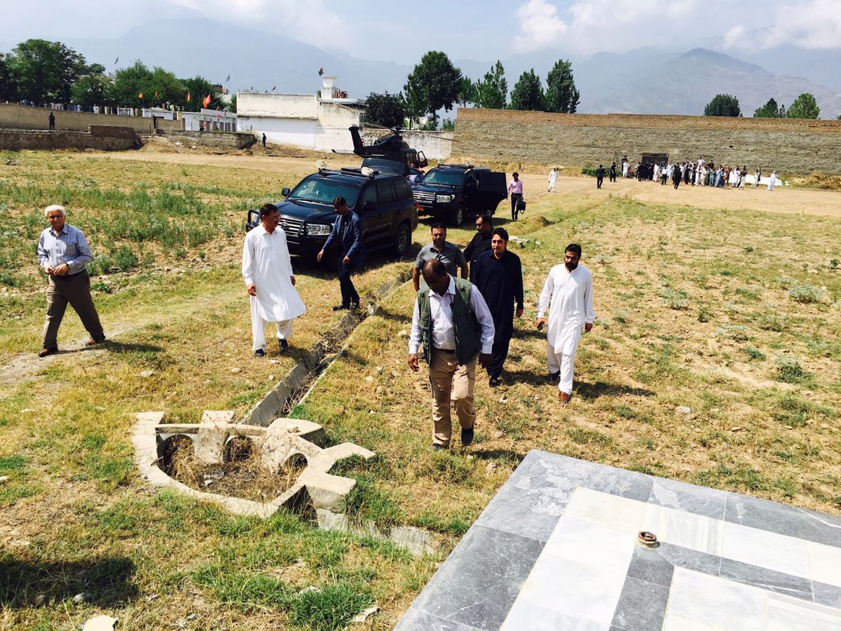pyo_khan's tweet photo. چیئرمین پی پی پی بلاول بھٹو زرداری پاکستان پیپلز پارٹی خیبر پختون خواہ کے صوبائی صدر ہمایوں خان کے والد اور والدہ کے قبروں پر حاضری اور دعا مانگ رہے ہیں اس موقع پر پی وائی او کے صوبائی صدر سمیع خان بھی موجود ہیں
@BBhuttoZardari @BakhtawarBZ @fkkundi @SamiKhanKp @ZubairNadeem4 https://t.co/XLy3ESytoH