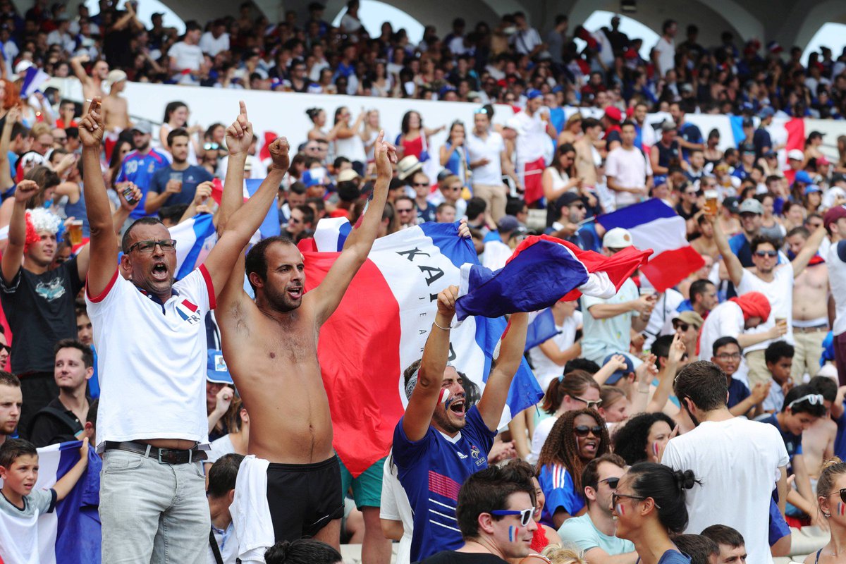 sudouest's tweet photo. Des images de la fan zone de Bordeaux. Le stade Chaban-Delmas retrouve le football. Plein et grande ambiance. #Bordeaux #fra #FRACRO https://t.co/0eHy9YBZe3