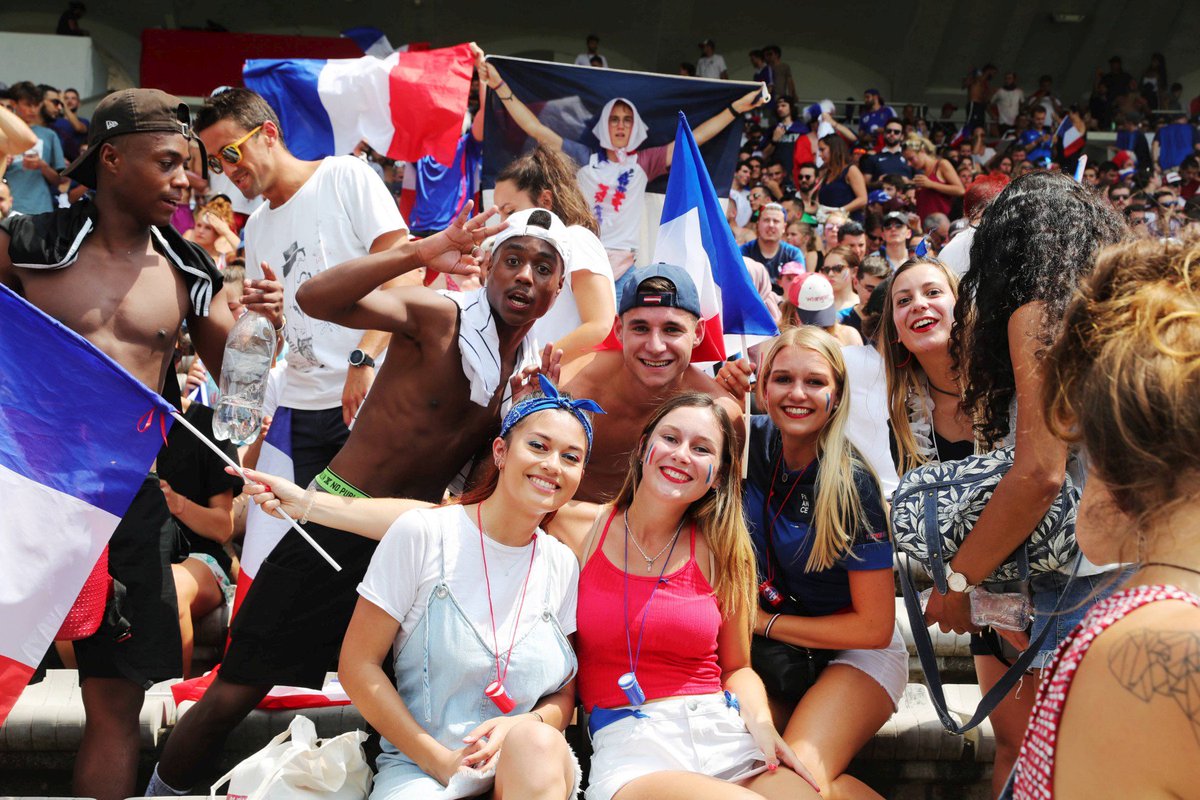 sudouest's tweet photo. Des images de la fan zone de Bordeaux. Le stade Chaban-Delmas retrouve le football. Plein et grande ambiance. #Bordeaux #fra #FRACRO https://t.co/0eHy9YBZe3