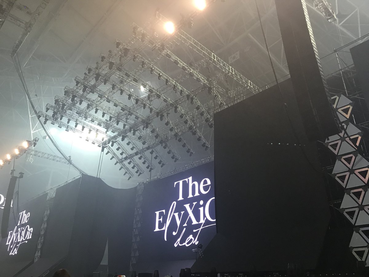 baekchenini's tweet photo. The EℓyXiOn dot 2018.07.15
앙콘 마지막날. 
너무 앞이라 안보이려나 했는데 딱히 그렇지도 않았던..본무대가 육안으로 표정까지 보여서 나름 좋았다. 3일동안 너무 고생했고 늘 좋은 무대 고마워💕새콘으로 다시 만나☺️(고척말고 다른데서 보면 더 좋고) https://t.co/iaPFsjG2GS