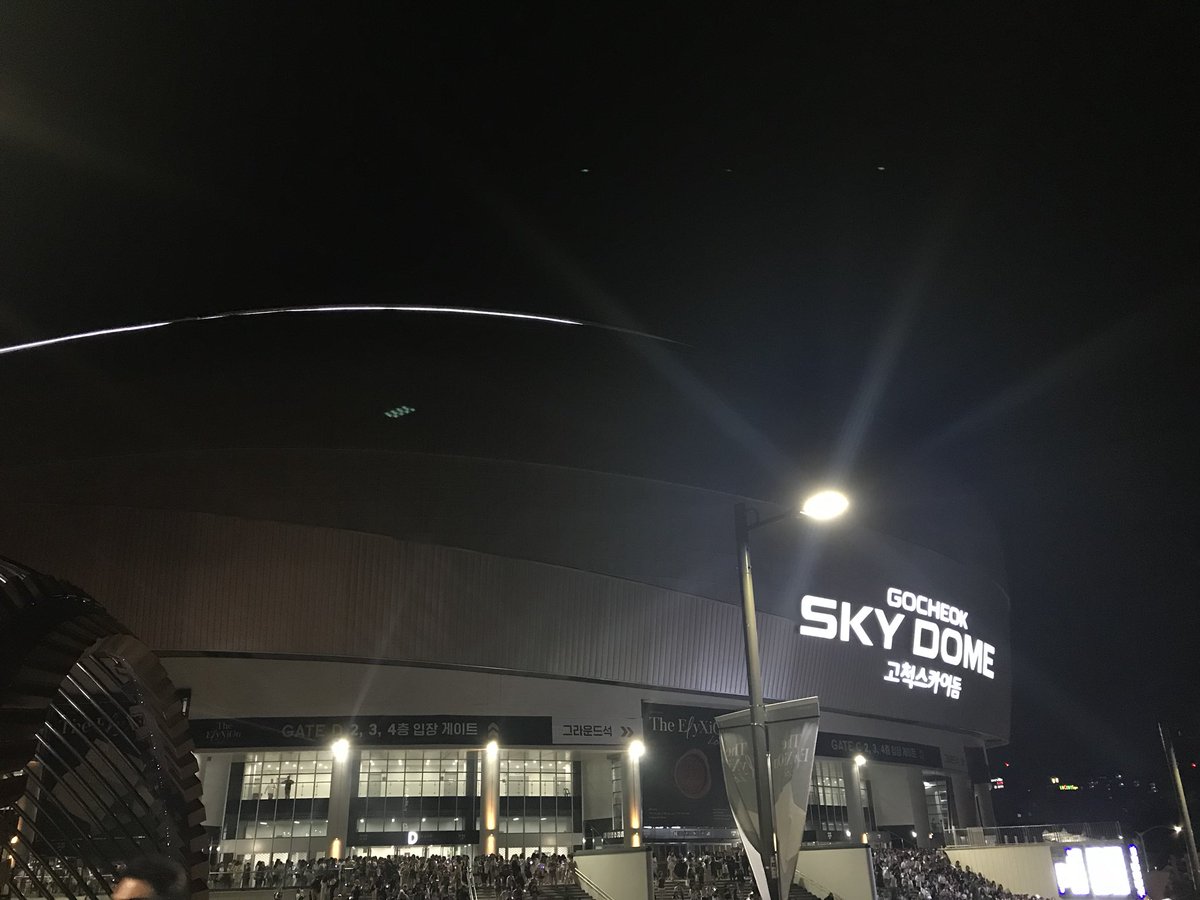 baekchenini's tweet photo. The EℓyXiOn dot 2018.07.15
앙콘 마지막날. 
너무 앞이라 안보이려나 했는데 딱히 그렇지도 않았던..본무대가 육안으로 표정까지 보여서 나름 좋았다. 3일동안 너무 고생했고 늘 좋은 무대 고마워💕새콘으로 다시 만나☺️(고척말고 다른데서 보면 더 좋고) https://t.co/iaPFsjG2GS