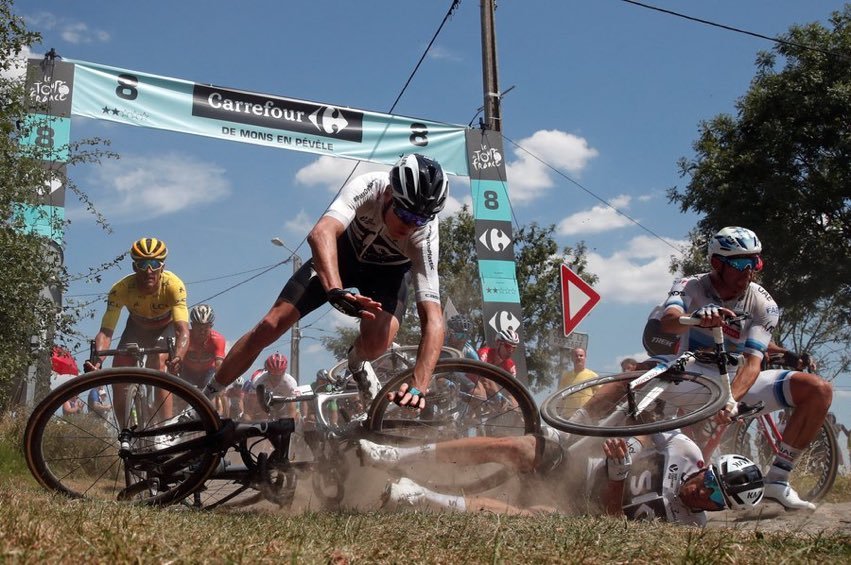 minuto8cho's tweet photo. Imagen de la caída de Chris Froome. ¡¡Cómo está la etapa!! #TdF2018 #minuto8choTOUR2018 https://t.co/olwuPJIIJB