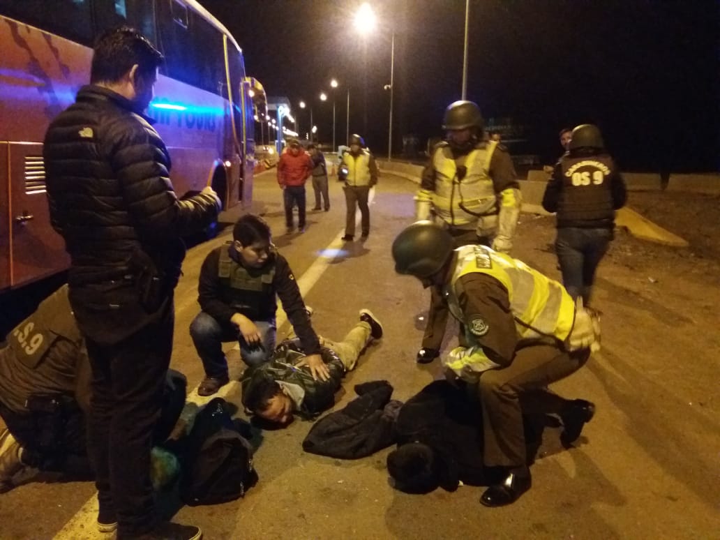 Carabdechile's tweet photo. Gracias al trabajo de análisis criminal y la ayuda de la ciudadanía, #Carabineros #Iquique #Os9 recapturó a dos peligrosos condenados que se habían fugado desde cárcel de Colina, y que pretendían abandonar el país. #Duermetranquila Seguimos velando por tu seguridad #MásCercadeTi https://t.co/L16Mdj9oDu