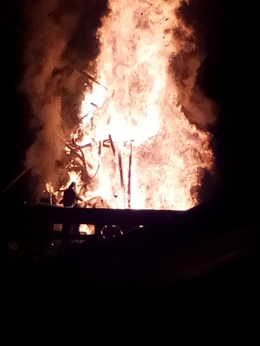 teatrobrown's tweet photo. El fuego purificador. Los vecinos está vez entregaron sus ofrendas con las intenciones. https://t.co/5qyaypmOvy