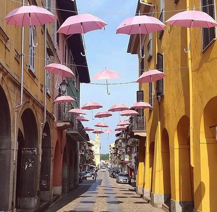 Blue skies pink brollies yellow walls. Love these hues from @margarita_karenko 🌸💙💛

 ow.ly/JqgF30kX6Sc
#SundayMotivation #colour #weekendvibes