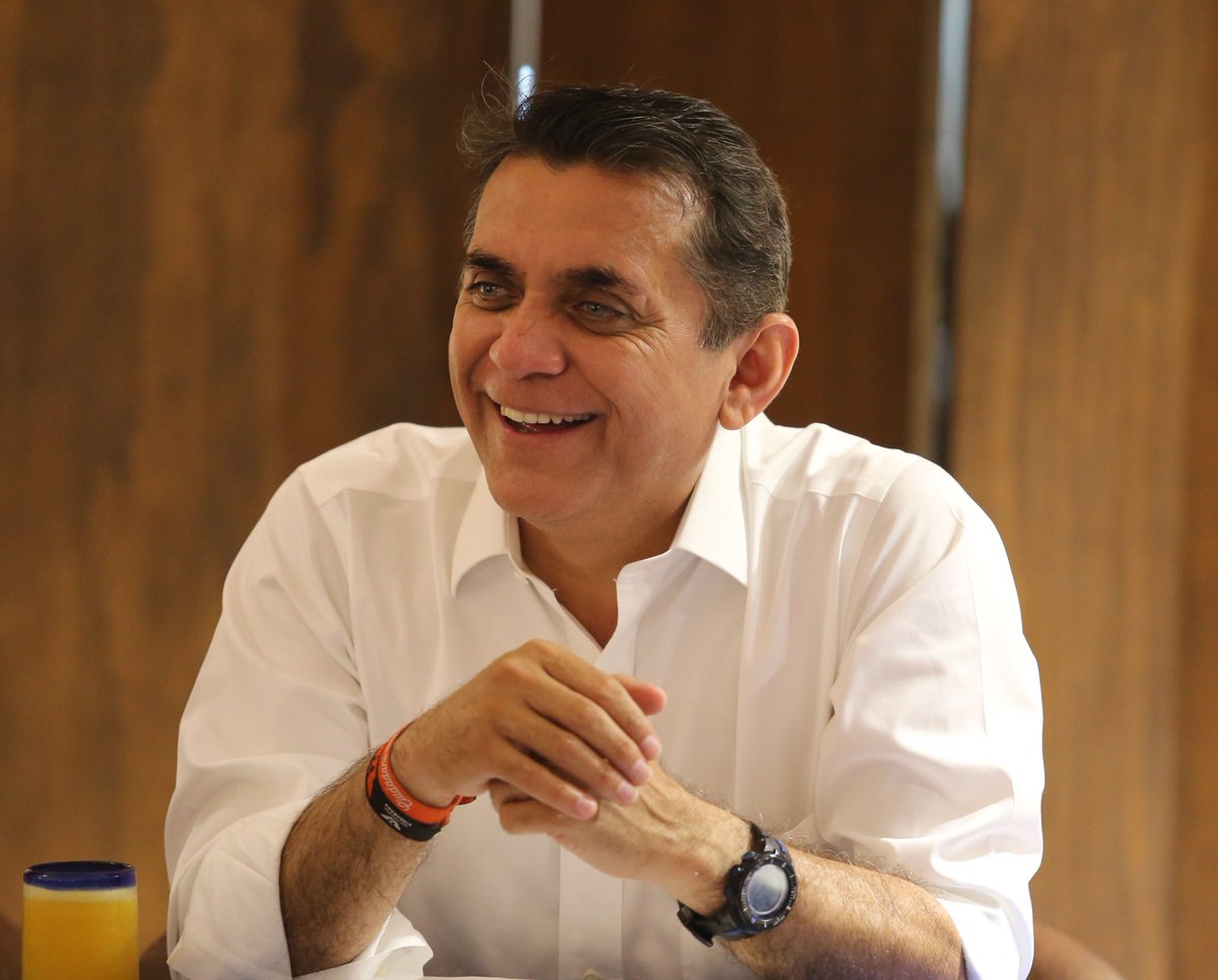 MiguelRamonSII's tweet photo. Ser feliz para mi, siempre ha sido el percibirme sin temor, vivir con esa constante de confianza en lo que emprendes, considerando por arriba de todo, seguir siendo yo.
#FelizDomingo #Familia #QuintanaRoo  #Vive https://t.co/a1rNxnGVPW