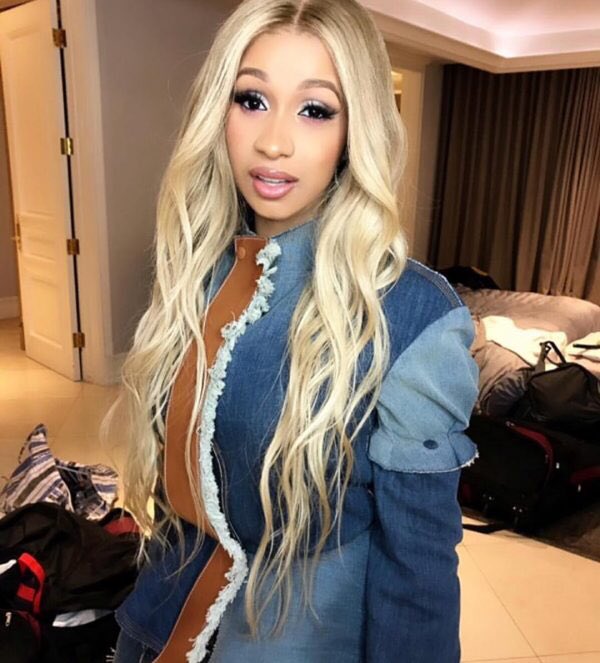 CardiBCrew's tweet photo. Her blonde hair is everything 😍🔥 @iamcardib https://t.co/9xiiLjbuco