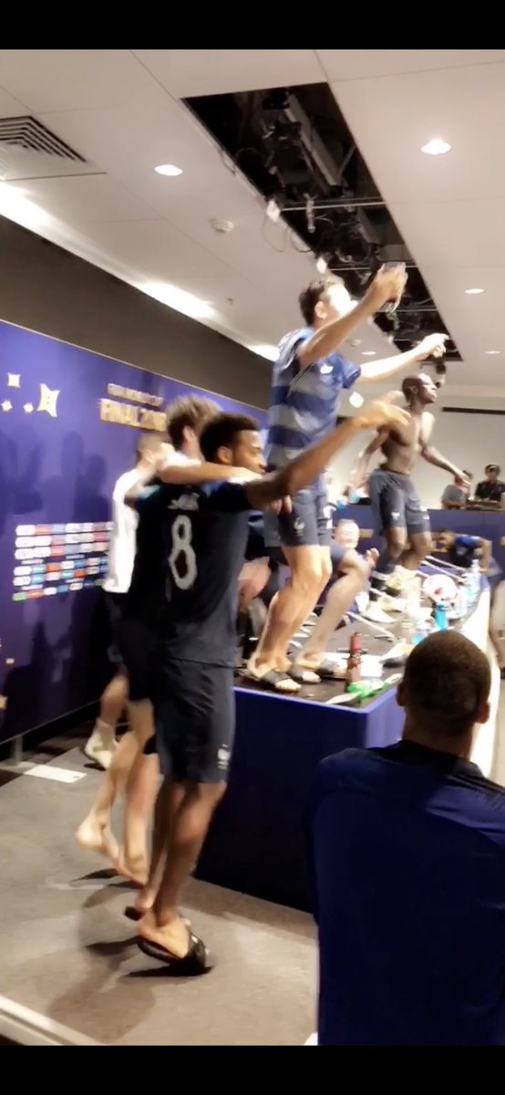 La conf de presse de Didier Deschamps un petit peu perturbée par les joueurs 😂😂 

Les coulisses de la victoire sur notre Snapchat➡️ equipedefrance 👻