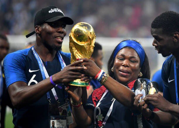 Taraji_United's tweet photo. La fierté dans le regard d’une mère y’a rien de plus beau 🤩
#PogbaFamily 🇫🇷🇬🇳 https://t.co/CwewZLubOE