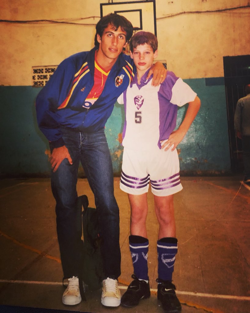 ASantosFutsal's tweet photo. Todo comenzó algún tiempo atrás en #GimnasiadeSarandí 🐺. Cuando uno visita a sus padres encuentra estas cosas 🔙. Último partido de FADI. #cat88 #Lobo #Nacho @nachosantos18 https://t.co/I5hQqYqdl6