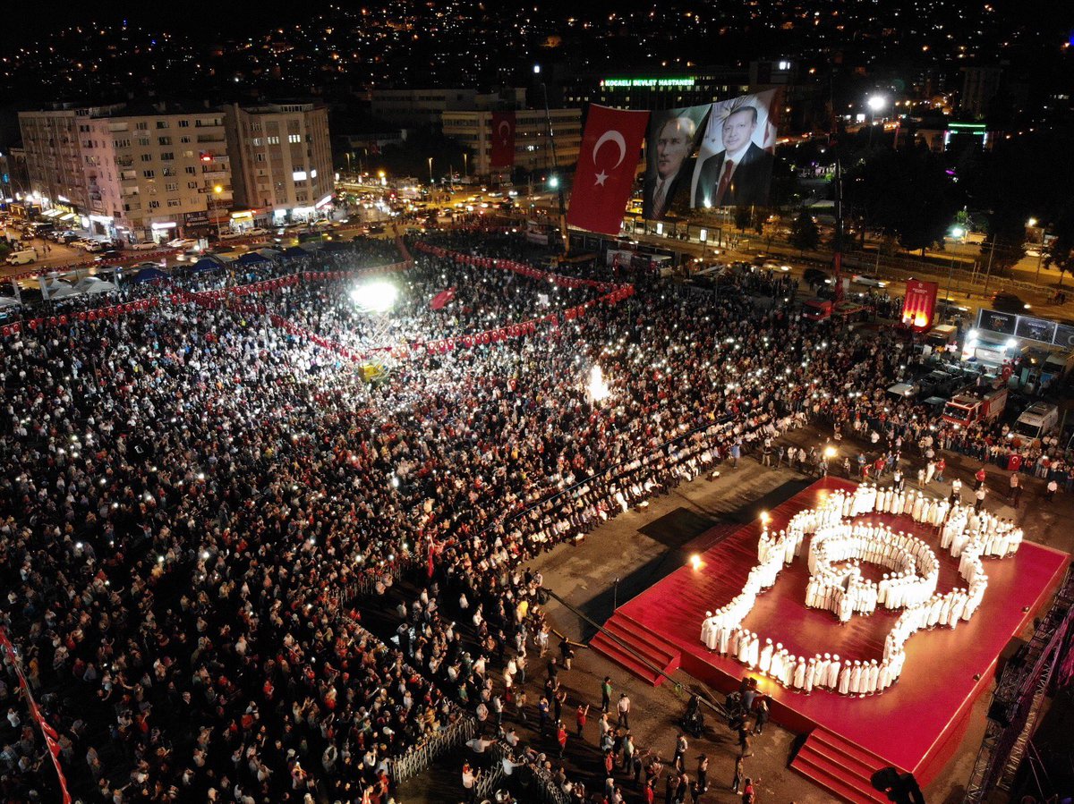 Cenabı Hakk’tan; kahraman milletimize layık olmayı niyaz ediyorum. Allah, er meydanını pehlivansız bırakmasın. Allah bizi,
Kahramansız bırakmasın. Allah bizi,
sevgisiz, susuz, havasız ve vatansız bırakmasın. Milletimiz bin yaşasın.
Devletimiz bin yaşasın. #MiletinZaferi