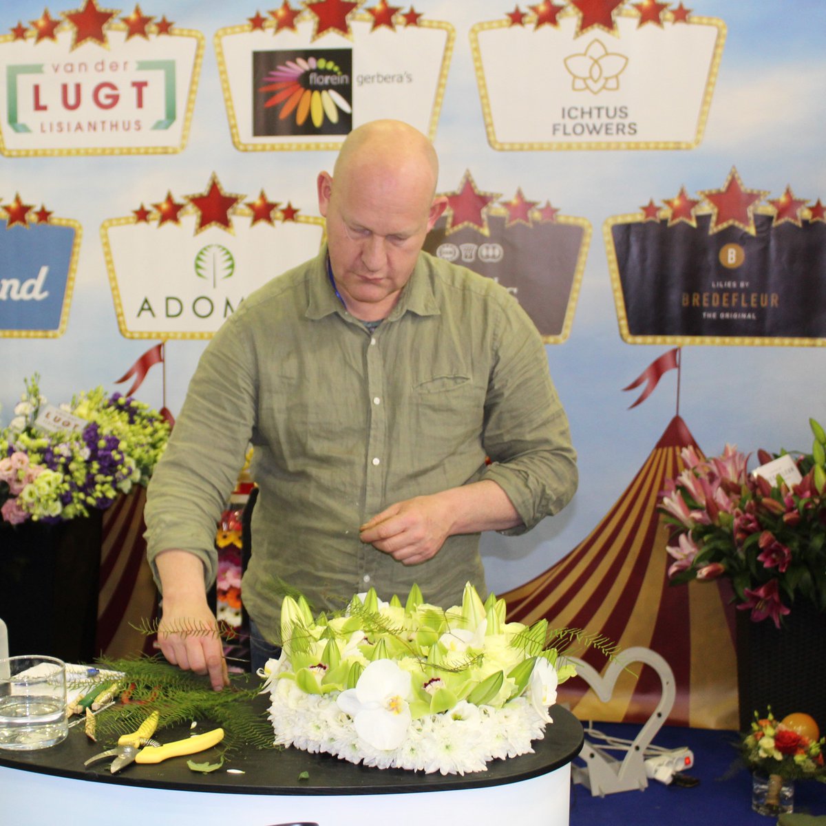 Flower Magician and one of the worlds top flower designers @ruudhazelaar186 is working with our chrysanthemums to create magnificent flower arrangements 💐