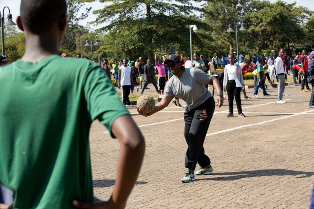 apvrwanda's tweet photo. Madamu Jeannette Kagame ari kumwe n’abandi banyamuryango ba Imbuto Foundation yifatanyije n’abatuye i Kigali mu munsi wahariwe siporo rusange uzwi nka ‘Car Free Day’. https://t.co/DeJ5o5pMCe https://t.co/qnHjTG9Tyc