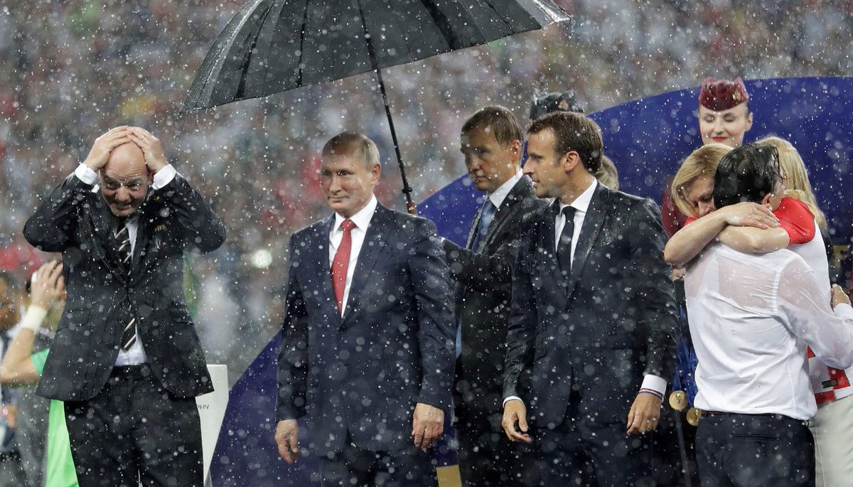 Hay tres películas desarrollándose en una misma imagen. A la izquierda, una comedia. Al centro, un thriller político. Y a la derecha, una romántica.