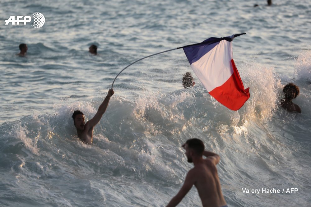 afpfr's tweet photo. #CM2018 Les Niçois fêtent la Coupe du monde #AFP https://t.co/IcmMq0JvQe
