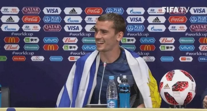 martinalcala18's tweet photo. Gran homenaje de @AntoGriezmann  a @diegogodin @JoseMaGimenez13 👏👏👏👏👏 https://t.co/MNqwfC6bjL