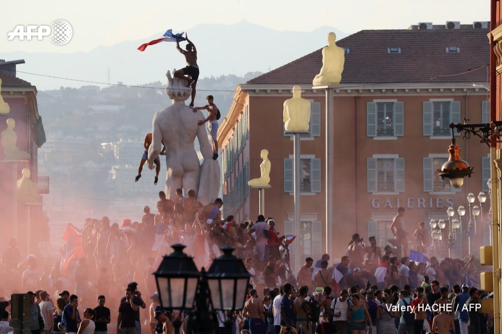 afpfr's tweet photo. #CM2018 Les Niçois fêtent la Coupe du monde #AFP https://t.co/IcmMq0JvQe