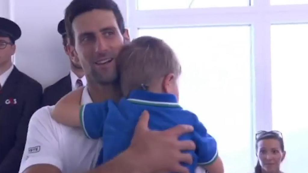 VIDEO | Djokovic vince Wimbledon e abbraccia il figlio: “Ne ho bisogno” dlvr.it/QbfLXq <a href="/LaStampa/">La Stampa</a>