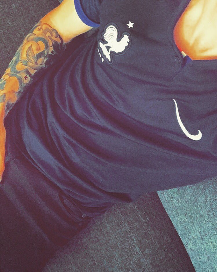 Randy_Jneau's tweet photo. Pas besoin de vos Benzema etc #Fieredetrebleu vous la méritez 👌🏻 merci à vous de nous avoir tous unis dans cette compétition ♥️♥️ #2emeetoile #TasaToi @equipedefrance 😍🇫🇷🇫🇷🇫🇷 https://t.co/yrrV98eGNm