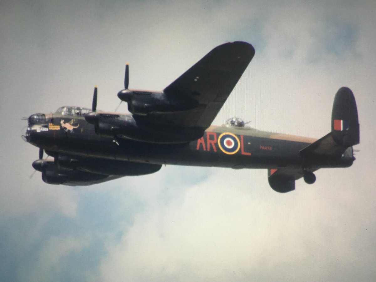 Ver volar un Lancaster es un privilegio absoluto. En un rato sumamos a este histórico avión un Dakota, un par de Spitfires y un par de hurricanes... y todos volando... 😱 @BobyBlueViajes #turismomilitar #riat2018 #historiadelaaviacion #estosolopasaenelAirTattoo