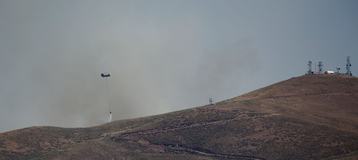 blmnv's tweet photo. The #SilverStateFire is approximately 1,200 acres and 8 % contained. While several structures are threatened, there has been no loss of structures as of Sunday. There are 200 plus personnel on the fire, including Single Engine Air Tankers (SEATs) and multiple helicopters. https://t.co/gojjJkeAc0