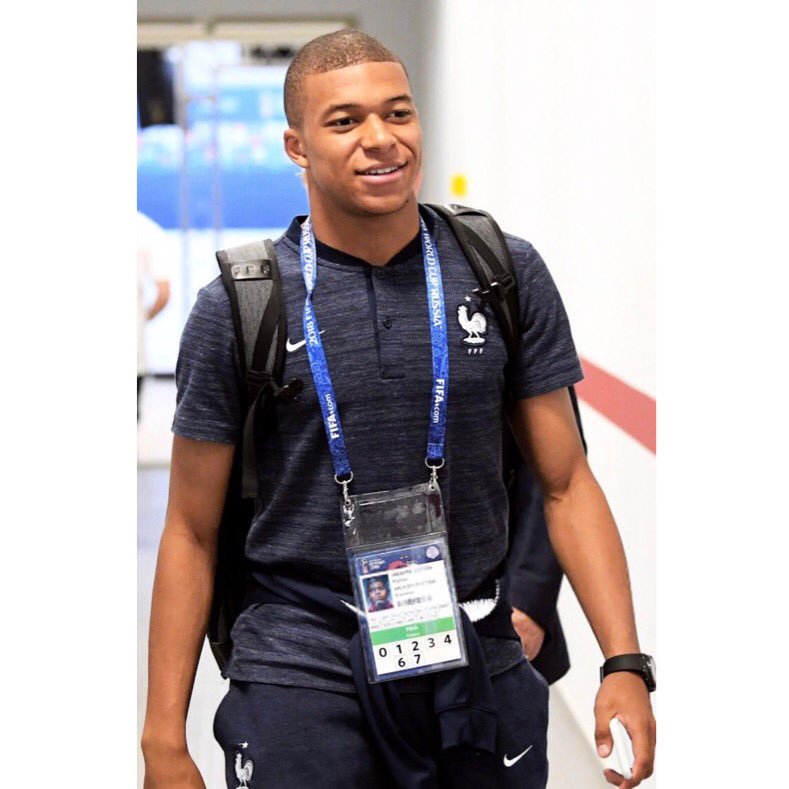 Mbappe 💬: "C'était sympa comme petite compèt. Maintenant place à la réception de Caen en Ligue 1 ✌️."

#FRACRO #ChampionsDuMonde