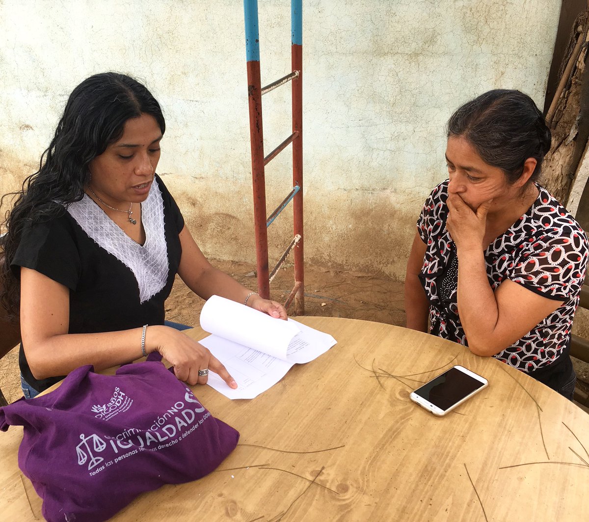 ProDESC's tweet photo. #CondicionesLaboralesDignas
Norma Cacho coordinadora de procesos organizativos de @ProDESC  con Avelina Ramírez, Secretaria de igualad y género del SINDJA organizando las actividades durante el trabajo de hoy.
#DefensorasDH 
Los Derechos Laborales, son Derechos  Humanos. https://t.co/HFJIVVQMMR