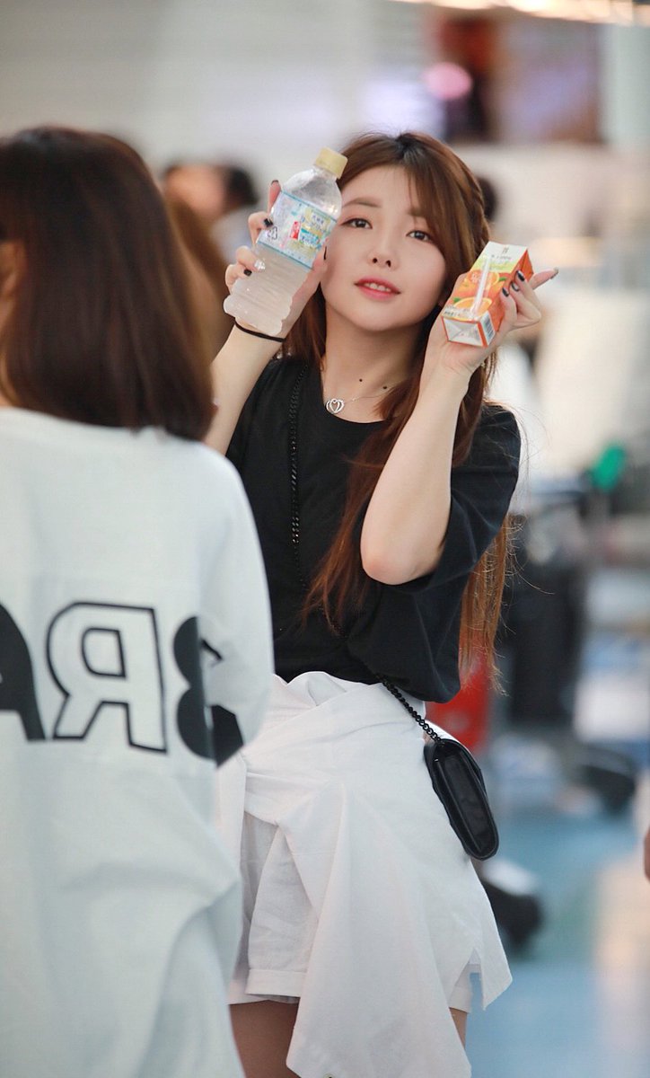 harunpriest's tweet photo. 2018.7.13 CAMILA tokyo haneda airport✈️ 
#Camila #카밀라 #カミラ   #Eunbi #은비 #ウンビ  @real_camila_jp @eunbi_camila
애교 좋겠다 🤓 https://t.co/SVnhRDkKQv