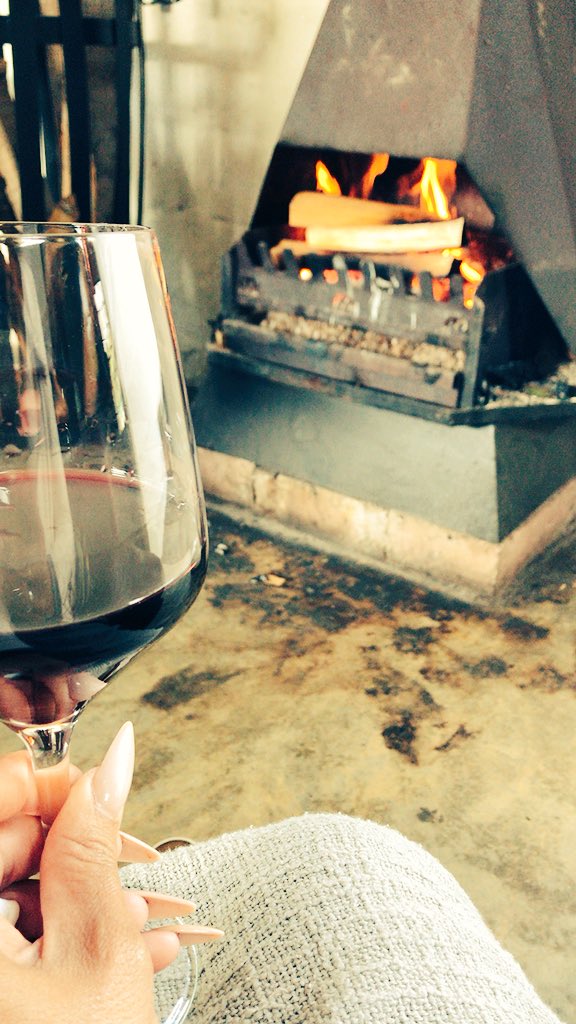 Jo_AnnBarnwell's tweet image. #Deetlefsmoment #whenitscold pour a glass of @Deetlefs_Wine