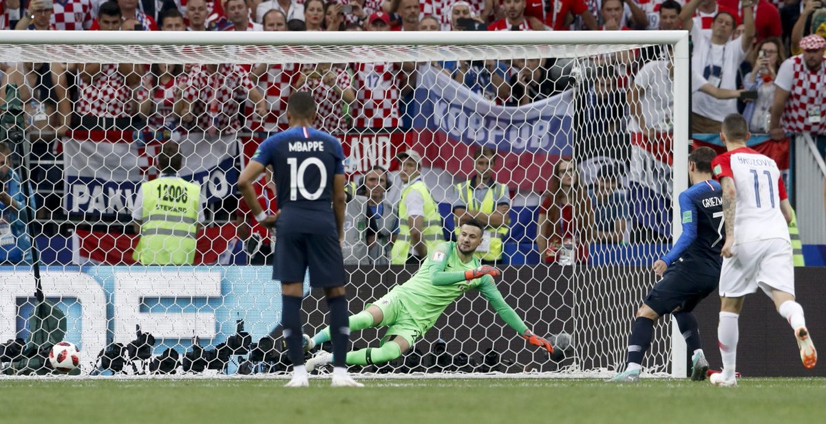 #UPDATE: #FRA leads #CRO 2-1 at halftime of the #WorldCup final https://t.co/39aQv2afGI
