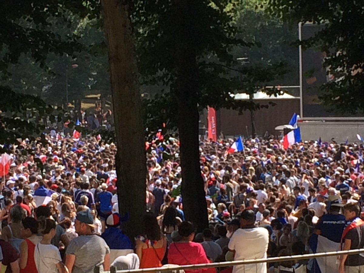 fabienneausserr's tweet photo. #cm2018 #sarthe Ce ne sera pas la faut des supporters du #Mans si la France trébuche : la preuve en vidéos via @NouvellesSable https://t.co/xHAD5hCsKn https://t.co/IZ8L6d8767