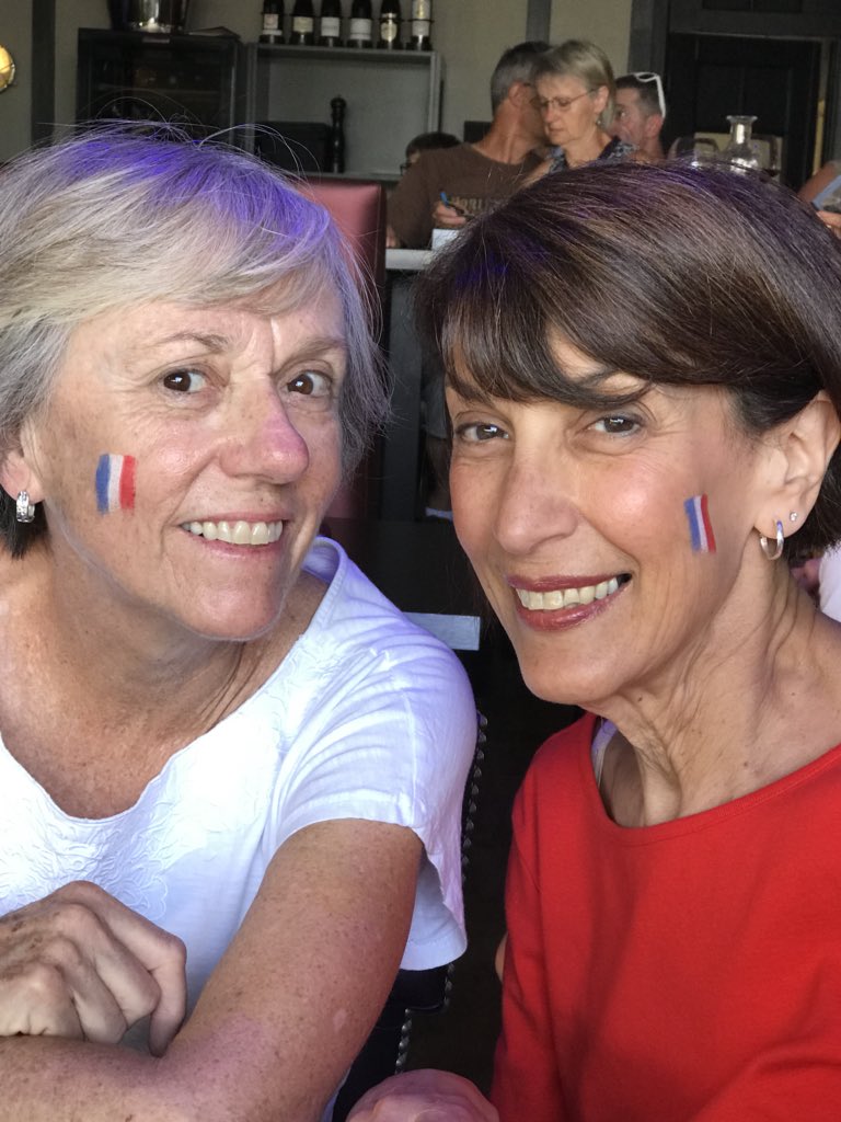oconnormartinp's tweet photo. Ladies primed for the game. https://t.co/sROqk5ZkIG