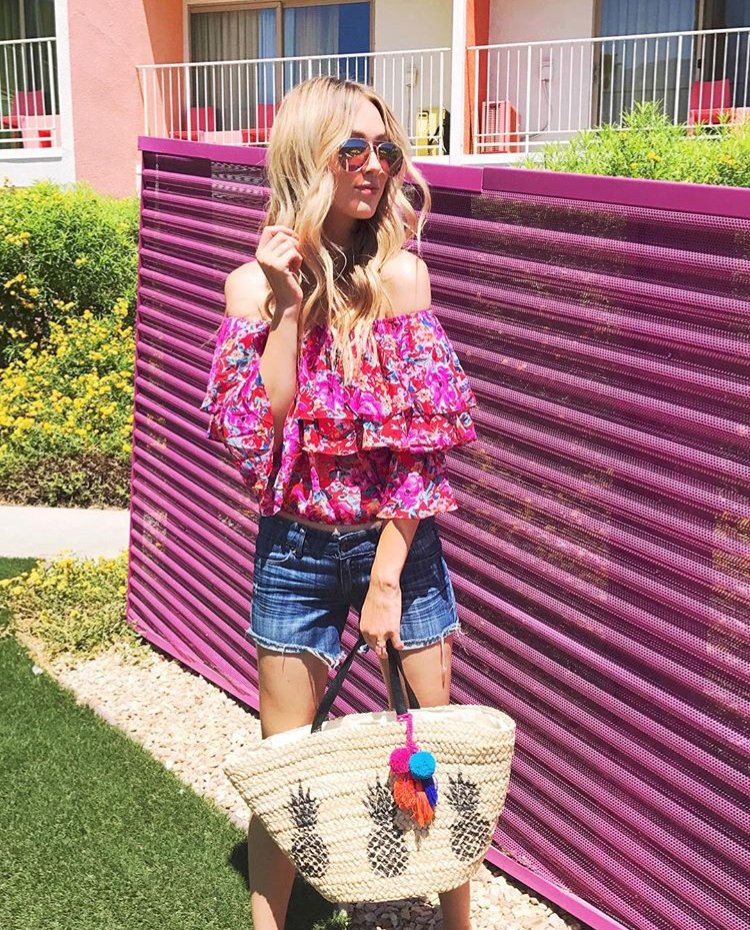 vyeeyewear's tweet photo. Pretty in pink and even prettier in Pretty Pilot 💗 #vyebabe #fashionblogger
Shop this classy aviator now: https://t.co/Ud9JtjcORP https://t.co/RwtChnE7bu