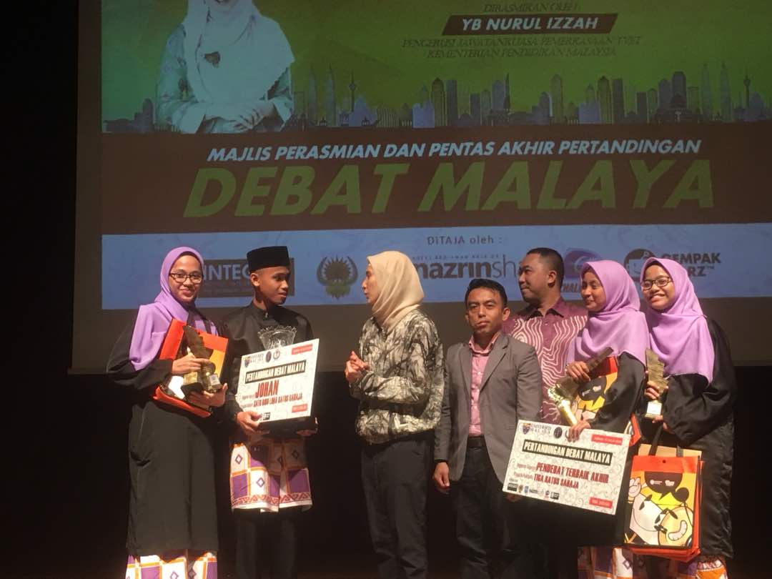 syhmshkr's tweet photo. so proud of u guys. keep on fighting! https://t.co/lzPzHb3z99