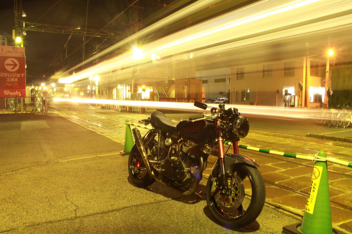 YouziroSR522's tweet photo. ゆうやさん@yuyaSR21 とナイトフォトラン💓
なかなか上手く撮れません…📸
#SR400 #SR500 #SR522 #バイク女子 #カメラ女子 https://t.co/1N83Y4Wm2z