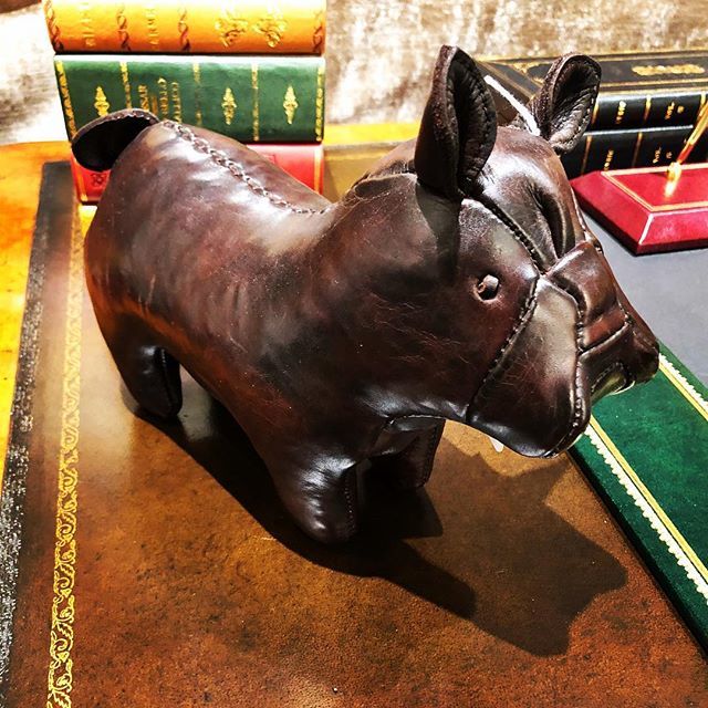 Scully1934's tweet photo. A whimsical touch for the library, den or office. Handmade in England exclusively for Scully &amp; Scully.
.
.
.
.
.
#bulldog #leather #handmade #England #exclusive #luxury #ScullyandScully https://t.co/5tWEGGmuO2