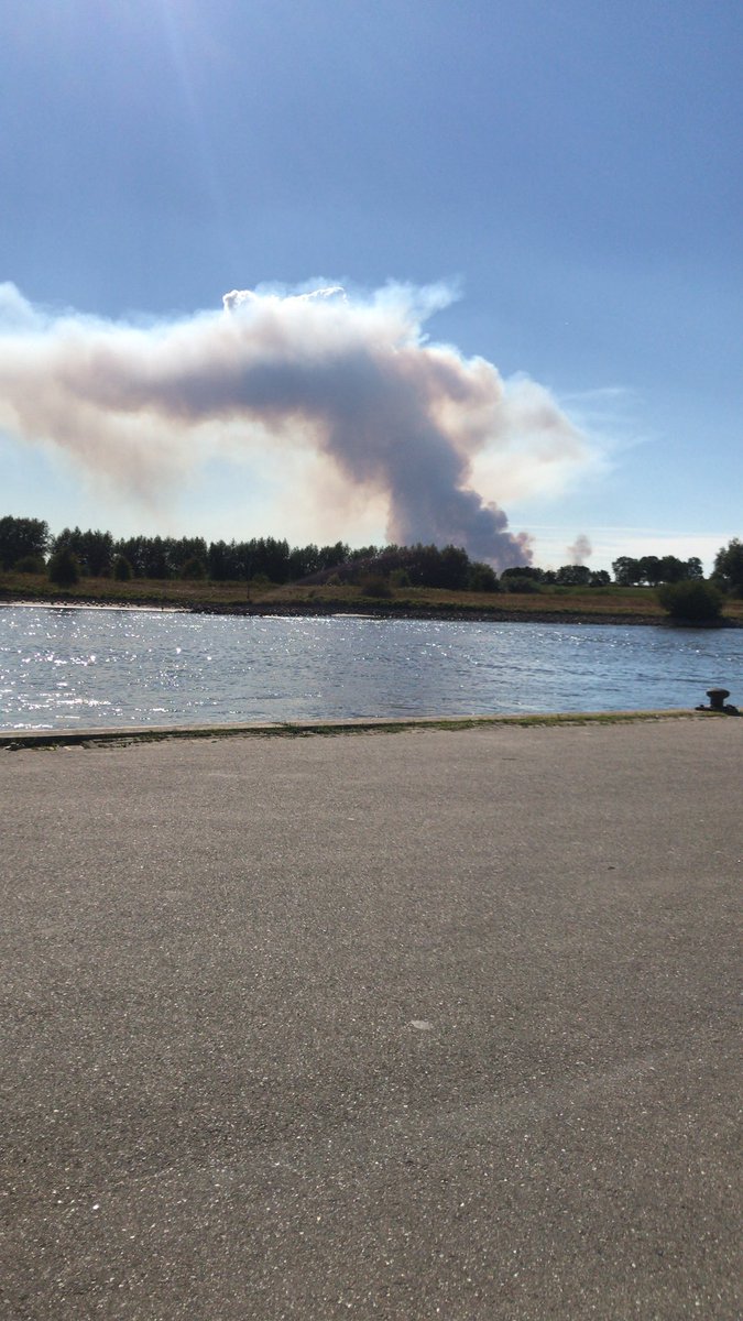 Sanny_tol's tweet photo. #Oldebroekseheide # brand. Zelfs in almelo en nijverdal was de rookpluim te zie https://t.co/9iVJicgwaK
